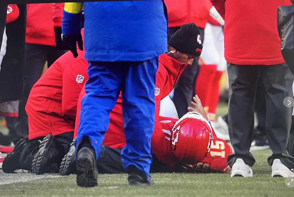 Mahomes tears ACL as Chargers eliminate Chiefs from playoff contention with 16-13 victory